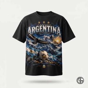 Puede incluir: Una camiseta negra de manga corta con un estampado gráfico de los Andes, un águila volando y un balón de fútbol. El texto dice ARGENTINA, LA ALBICELESTE, PATAGONIA, WORLD CUP 2026 y ORGULLO PASION GLORIA con tres estrellas doradas.