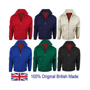 Op de afbeelding: Zes bomberjacks in verschillende kleuren: rood, marineblauw, beige, blauw, groen en zwart. Elke jas heeft een ritssluiting, een kraag en een geruite voering. De tekst "100% Original British Made" is zichtbaar.