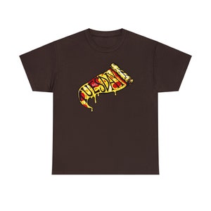 Puede incluir: Una camiseta marrón con un gráfico de una porción de pizza. La porción de pizza tiene la palabra "TUESDAY" en amarillo y rojo, con queso goteando. Esta camiseta es una prenda casual.