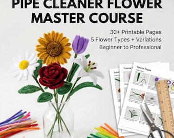 Peut inclure: Un vase en verre transparent contient un bouquet de fleurs en cure-pipes, dont une marguerite, une rose, un tournesol, une tulipe et un lis. L'image montre également des cure-pipes colorés, des pages de tutoriel et des ciseaux. Le texte indique "PIPE CLEANER FLOWER MASTER COURSE".