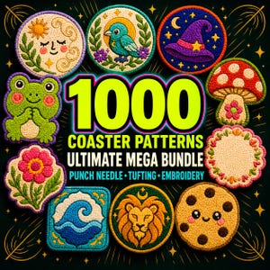 Puede incluir: Una colección digital titulada 1000 COASTER PATTERNS ULTIMATE MEGA BUNDLE PUNCH NEEDLE TUFTING EMBROIDERY que presenta varios diseños textiles circulares y con formas, incluyendo un sol, pájaro, sombrero de bruja, rana, hongo, flor, ola, león y galleta.