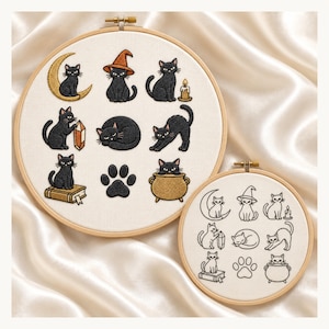 Puede incluir: Dos bastidores de bordado circulares de madera con tela blanca. El bastidor más grande presenta nueve motivos de gatos negros bordados, incluyendo un gato en una luna creciente, un gato con sombrero de bruja y un gato en un caldero. El bastidor pequeño muestra dibujos lineales.