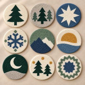 Puede incluir: Un conjunto de nueve posavasos circulares con relieve que presentan varios diseños inspirados en la naturaleza, incluyendo pinos, una estrella, un copo de nieve, montañas, un sol, una luna creciente y patrones geométricos en tonos.