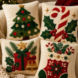 Op de afbeelding: Vier vierkante kussens van crèmekleurige, getextureerde stof. De ontwerpen tonen een groene kerstboom met ornamenten, een rood-witte zuurstok met hulst, een rood cadeau met een gouden bel en een rode kerstsok met zuurstokken.
