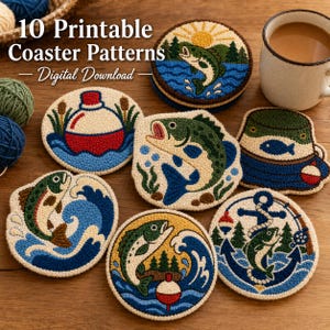 Op de afbeelding: Een verzameling ronde en gevormde punch needle onderzetters met vismotieven zoals vissen, dobbers en ankers. De tekst 10 Printable Coaster Patterns Digital Download is zichtbaar. De onderzetters liggen op een houten ondergrond.