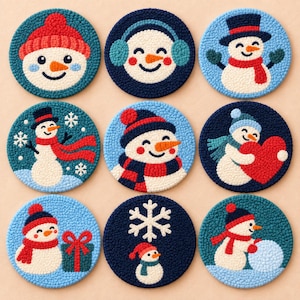 Può includere: Un set di nove sottobicchieri circolari realizzati con la tecnica punch needle, raffiguranti vari disegni di pupazzi di neve. Ogni sottobicchiere mostra una scena unica con pupazzi di neve con cappelli, sciarpe e paraorecchie, decorati con fiocchi di neve, un cuore rosso e un pacco regalo nei toni del blu, rosso e bianco.