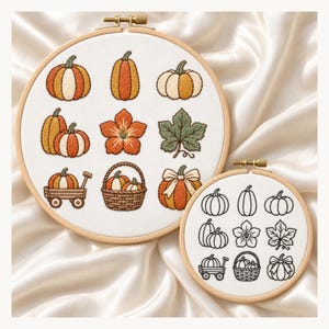 Op de afbeelding: Twee ronde houten borduurringen met witte stof. De grotere ring bevat negen kleurrijke geborduurde motieven, waaronder pompoenen, een bloem, een blad, een wagentje en een mand. De kleinere ring toont dezelfde ontwerpen in zwarte omlijning.
