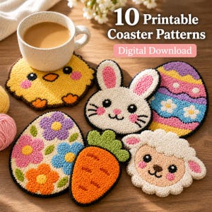Può includere: Una collezione di sottobicchieri in punch needle con disegni di un pulcino giallo, un coniglio bianco, un uovo di Pasqua colorato, un uovo floreale, una carota arancione e un agnello bianco. Il testo 10 Printable Coaster Patterns Digital Download è visibile.