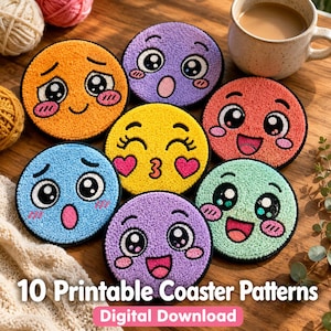 Peut inclure: Six dessous de verre circulaires tuftés présentant divers visages d'émojis colorés avec de grands yeux et des bouches expressives. L'ensemble comprend des motifs orange, violet, rouge, jaune, bleu et vert menthe. Le texte 10 Printable Coaster Patterns Digital Download est visible.