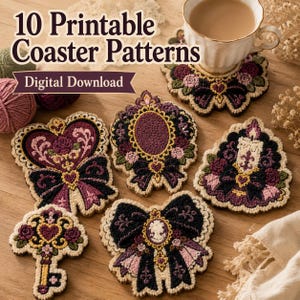 Könnte beinhalten: Eine Sammlung von sechs komplizierten, strukturierten Untersetzermustern in Schwarz-, Dunkellila- und Cremetönen mit Motiven wie Herz, Schlüssel, Kerze und Kameen. Der Text 10 Printable Coaster Patterns Digital Download ist sichtbar.