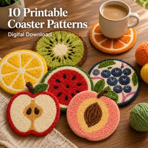 Puede incluir: Diez patrones de posavasos imprimibles, con diseños de frutas como kiwi, naranja, limón, sandía, manzana, melocotón y arándano. Los posavasos están hechos de un material texturizado y están dispuestos sobre una superficie de madera. Una taza de café descansa sobre un posavasos naranja.