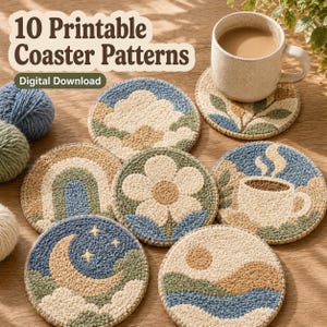 Könnte beinhalten: Zehn druckbare Untersetzer-Muster mit verschiedenen Designs, darunter ein Regenbogen, eine Blume und ein Mond. Die Untersetzer sind rund und aus einem strukturierten Material gefertigt, mit einem blau-, beige- und grüntönen Farbschema. Eine Kaffeetasse steht auf einem der Untersetzer.