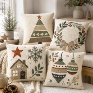 Könnte beinhalten: Ein Set aus vier quadratischen Dekokissen mit einer cremefarbenen, strukturierten Oberfläche. Die Motive zeigen einen grün-braunen Weihnachtsbaum, einen festlichen Kranz mit Schleife, ein Haus mit Stern und Schneeflocke sowie zwei hängende Ornamente mit botanischen Details.