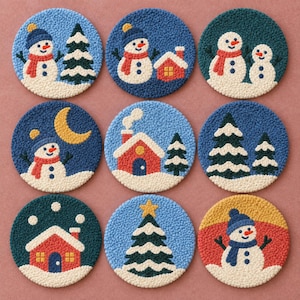 Könnte beinhalten: Ein Set aus neun runden Punch-Needle-Untersetzern mit winterlichen Motiven. Die Designs zeigen Schneemänner, Tannenbäume, Häuser und eine Mondsichel in den Farben Blau, Rot, Weiß und Gelb mit einer texturierten, geschlungenen Garnoberfläche.