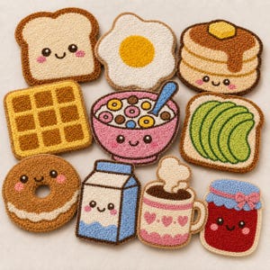Puede incluir: Una colección de diez posavasos textiles con mechones que presentan diseños de desayuno, incluyendo una rebanada de pan tostado, un huevo frito, panqueques, un gofre, un tazón de cereales, tostada de aguacate, una rosquilla, un cartón de leche, una taza de café y un frasco de mermelada.