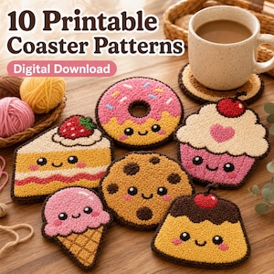 Puede incluir: Diez patrones imprimibles de posavasos con diseños de postres como una rosquilla, una magdalena y un helado. Los posavasos son coloridos y tienen caras sonrientes. Una taza de café descansa sobre un posavasos a juego.