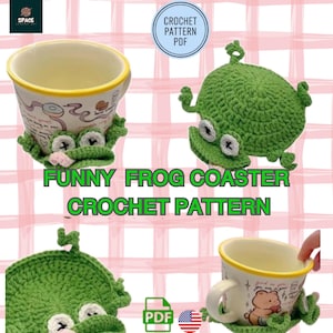 以下が含まれることがあります： 白い目とピンクの舌を持つ緑色のカギ針編みのカエルコースター。白と黄色のマグカップを持っています。マグカップにはクマのグラフィックとテキストがあります。画像には「FUNNY FROG COASTER CROCHET PATTERN」というテキストも含まれています。