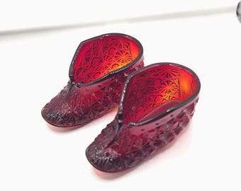 Bottines pour bébés Fenton rouge ambré en verre des années 1960 VENDUES À L'INDIVIDUELLE