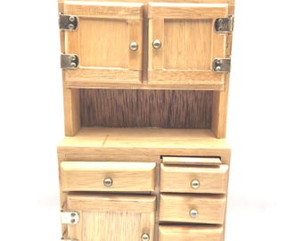 Huche miniature pour maison de poupée en bois clair Concord à l'échelle 1:12