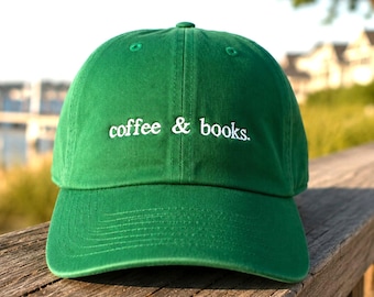 Kaffee & Bücher Hut, Bestickter Dad Hut, Geschenk für Buchliebhaber