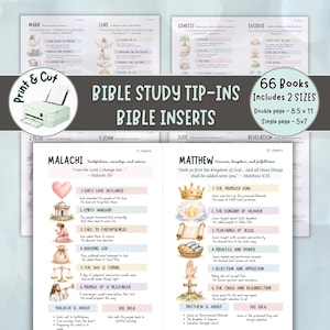 Pode incluir: Tip-ins e inserções de estudo bíblico, com 66 livros em dois tamanhos. As páginas incluem notas detalhadas sobre Malaquias e Mateus, com ilustrações e texto. O design incorpora uma impressora e as palavras "Print & Cut".