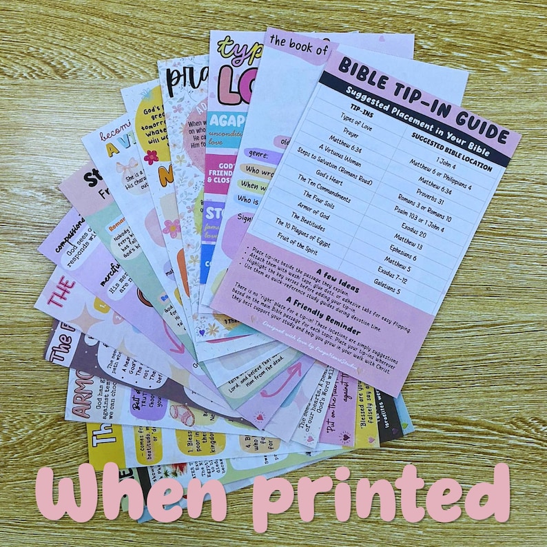 Puede incluir: Una colecci&oacute;n de hojas de gu&iacute;a Bible tip-in dispuestas en abanico, con diversos temas religiosos y sugerencias de estudio. La hoja superior se titula BIBLE TIP-IN GUIDE y enumera ubicaciones sugeridas para vers&iacute;culos como Los Diez Mandamientos.