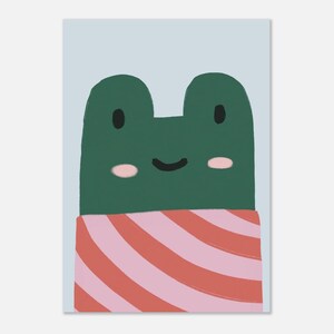 Könnte beinhalten: Eine skurrile Illustration einer grünen Froschfigur mit einem lächelnden Gesicht und rosigen Wangen. Der Frosch trägt ein rot-weiß gestreiftes Hemd vor einem hellblauen Hintergrund. Das Kunstwerk hat einen verspielten, cartoonartigen Stil.
