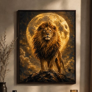 Könnte beinhalten: Ein gerahmtes Kunstwerk zeigt einen majestätischen Löwen auf einem Felsvorsprung vor einem goldenen Mond. Das Fell des Löwen ist ein warmes Braun, und der Hintergrund zeigt wirbelnde Wolken. Ein beeindruckendes Wanddekor.