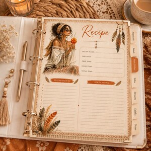 Könnte beinhalten: Ein ringgebundener Rezept-Organizer mit einer cremefarbenen Seite, die eine Illustration einer Person mit einem Cocktail und Feder-Motiven zeigt. Die Seite enthält Abschnitte für Rezeptname, Portionen, Zubereitungszeit, Zutaten und Anweisungen.