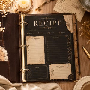 Könnte beinhalten: Ein dunkelbrauner Leder-Rezeptordner mit goldenen Akzenten und dem Wort "RECIPE" oben. Die Seiten haben Abschnitte für Zutaten, Anweisungen und Notizen. Seitliche Registerkarten sind für verschiedene Rezeptkategorien beschriftet.