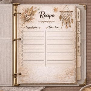 Könnte beinhalten: Offener Rezeptordner mit einer dekorativen Seite mit dem Wort „Rezept“ in eleganter Schrift. Die Seite enthält Abschnitte für Zutaten und Anweisungen, mit einer Aquarellillustration einer Sonne, einem Makramee und getrockneten Pflanzen.