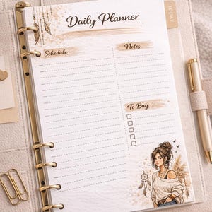 Könnte beinhalten: Ein Tagesplaner im Boho-Chic-Design. Der Planer enthält Abschnitte für Zeitpläne, Notizen und To-Do-Listen. Das Cover zeigt eine Aquarellillustration einer Frau, Federn und einen Traumfänger. Der Planer befindet sich in einem hellen Ordner mit goldenen Akzenten.