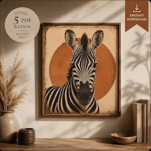 Könnte beinhalten: Gerahmter Kunstdruck mit einem Zebra mit schwarz-weißen Streifen, vor einem warmen orangefarbenen Kreis. Das Kunstwerk hat eine Vintage-Ästhetik. Der Rahmen ist dunkelbraun. Erhältlich in verschiedenen Größen.