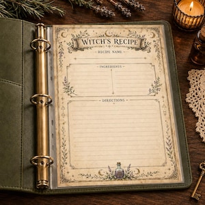 以下が含まれることがあります： ダークグリーンの表紙が付いた3穴バインダーで、WITCH'S RECIPEというタイトルのクリーム色のページが入っています。ページには月、星、植物のイラストが描かれた装飾的な枠があり、レシピ名、材料、手順を記入するセクションが設けられています。