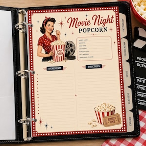 Könnte beinhalten: Eine Rezeptseite mit dem Titel Movie Night POPCORN, die eine Retro-Illustration einer Person in einem rot gepunkteten Hemd mit Popcorn-Eimer, eine Filmrolle, ein leeres Rezeptformular und ein ADMIT ONE-Ticket mit Popcorn zeigt.