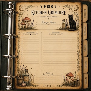 Könnte beinhalten: Eine ringgebundene Rezeptseite mit dem Titel Kitchen Grimoire in Vintage-Pergament-Optik. Die Seite zeigt Illustrationen von Pilzen, einer schwarzen Katze, Glasflaschen und Kräutern. Sie enthält Abschnitte für Rezeptname, Zutaten, Anweisungen und Notizen.