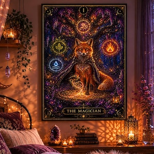Könnte beinhalten: Ein rechteckiger Wandkunstdruck mit dem Titel The Magician, der einen zentralen Fuchs in einem dunklen Umhang zeigt. Der Fuchs ist von vier leuchtenden Elementarsymbolen für Erde, Luft, Feuer und Wasser umgeben, vor einem dunklen, mystischen Waldhintergrund mit violetten und goldenen Lichtakzenten.