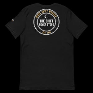 Könnte beinhalten: Schwarzes T-Shirt mit einem kreisförmigen Aufdruck auf dem Rücken. Der Aufdruck enthält den Text "NIGHT SHIFT WORKER", einen Halbmond und "THE SHIFT NEVER STOPS". Der untere Teil des Aufdrucks lautet "EST. 3AM".