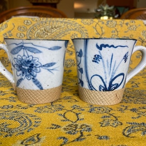 Xícaras de chá de cerâmica de grés azul e branca, estilo vintage moderno de meados do século (par)