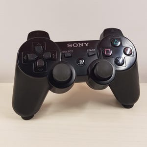 Unsichtbare Sony PS3 Controller Halterung – minimalistisches Design