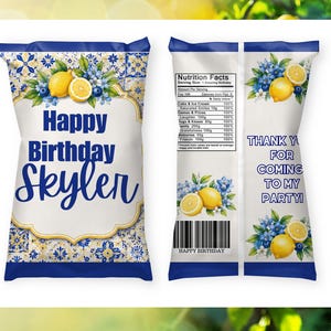 Op de afbeelding: Aangepaste verjaardagsfeestje-cadeauzak met een blauw en wit bloemenontwerp, citroenen en bosbessen. De voorkant van de tas zegt "Happy Birthday Skyler". De achterkant zegt "Bedankt voor je komst naar mijn feest!"
