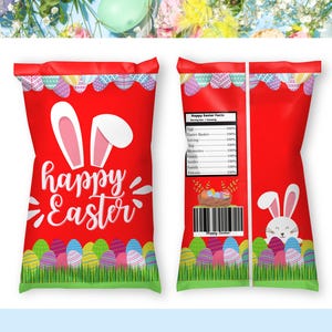 Puede incluir: Bolsas de aperitivos rojas con temática de Pascua con orejas de conejo y las palabras "Happy Easter" en blanco. La parte inferior de la bolsa presenta coloridos huevos de Pascua sobre hierba verde. La parte posterior de la bolsa tiene un conejito y una etiqueta de información nutricional.