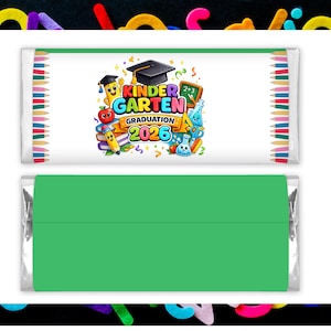 Puede incluir: Envoltorio de barra de chocolate con dorso verde y frente blanco. El frente muestra "Kindergarten Graduation 2026" con ilustraciones de útiles escolares. Los bordes están decorados con lápices de colores. Perfecto para una celebración de graduación.