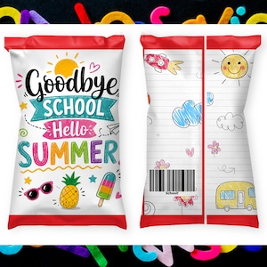 以下が含まれることがあります： 「Goodbye School Hello Summer」の文字が入った白と赤のスナックバッグ。バッグの前面には、太陽、サングラス、パイナップル、アイスキャンディーのイラストが描かれています。背面にはロケット、雲、花、スクールバスがあります。