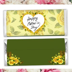 以下が含まれることがあります： 2 つのチョコレートバーの包装紙。上部の包装紙は、"Happy Mother's Day" と書かれたハート型のテキストが付いた黄色の花柄のデザインです。下部の包装紙は緑色で、隅に黄色のバラが描かれています。包装紙は銀色のホイルで包まれています。
