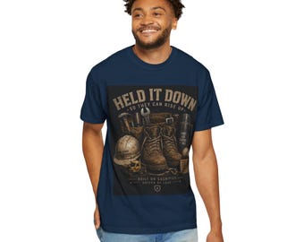 Held It Down Stiefel und Helm Grafik T-Shirt | Militärischer Tribut, Diensthelm Kunst