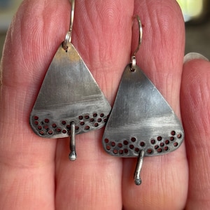 Boucles d'oreilles d'orfèvre en argent nickel forgé à la main