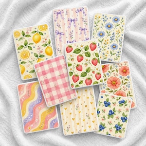 Könnte beinhalten: Eine Sammlung von acht rechteckigen Karten mit verschiedenen Mustern, darunter Zitronen, lila Schleifen auf Streifen, blaue Blumen, Erdbeeren, rosa Vichy-Karo, wellenförmige Pastelllinien, gelbe Herzen auf Streifen und Blaubeeren mit grünen Blättern.