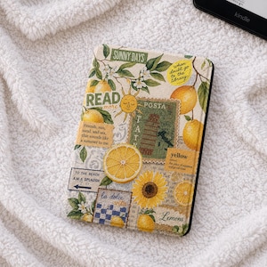 Può includere: Una custodia rettangolare per e-reader con un design a collage di limoni gialli, foglie verdi, un girasole, un'illustrazione del sole e francobolli in stile vintage. Il testo include Sunny Days, Read More, Posta, yellow e La Dolce Vita.