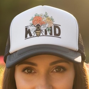 Bee Kind Trucker Hat - Snapback Cap met bloemen Bee Mesh - Be Kind Gift